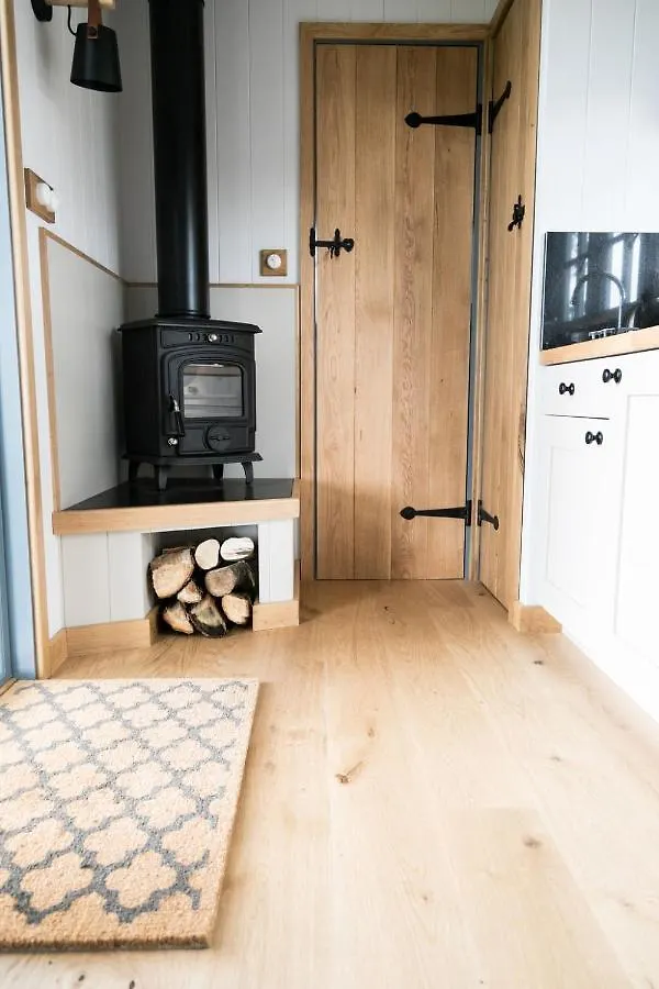 Skylark Shepherds Hut Bath