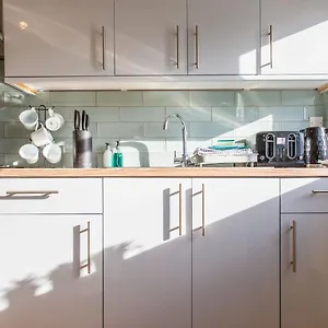 Cozy 2br Retreat | Prime Location , Cardiff United Kingdom