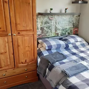 Double Bedroom Sleeps 1 Or 2 With Back Garden View , Poole United Kingdom